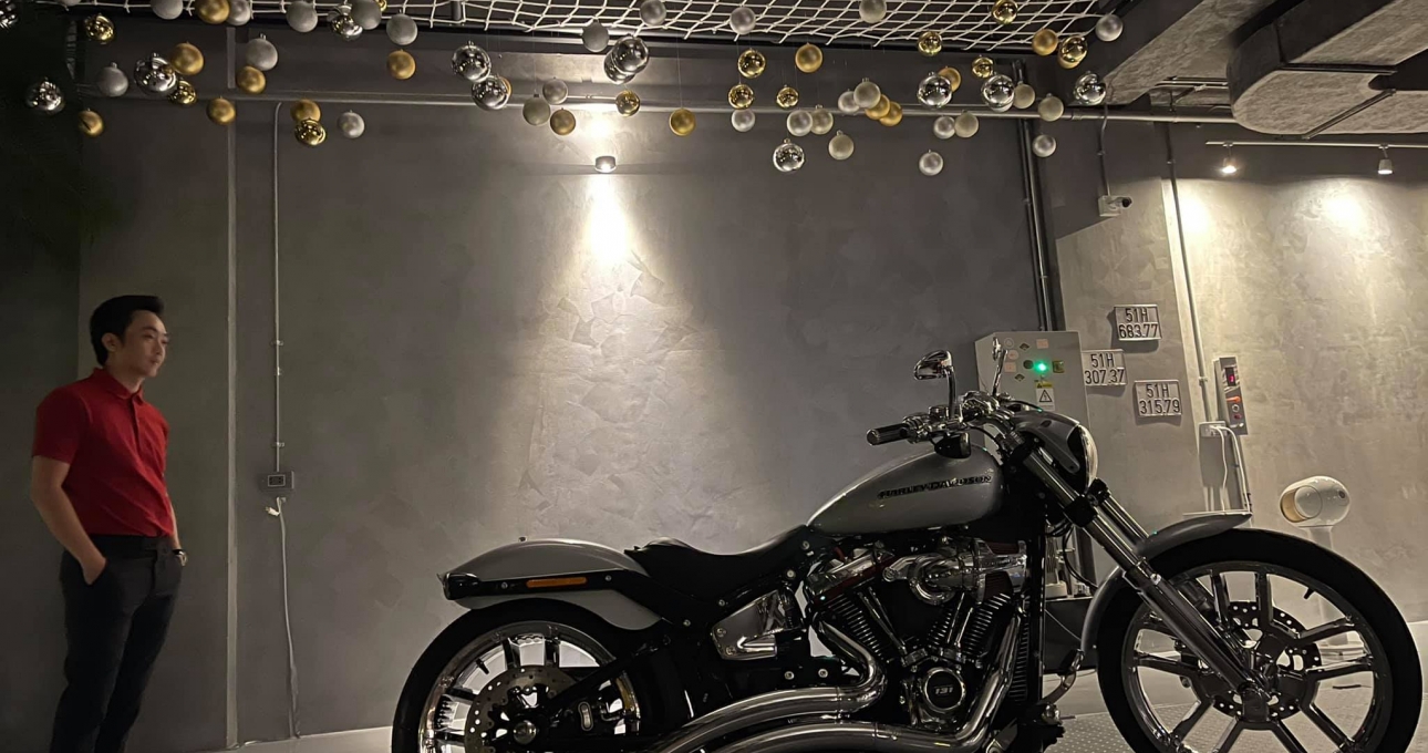 Cường Đô-la được vợ tặng mô tô 'khủng' dịp Giáng sinh