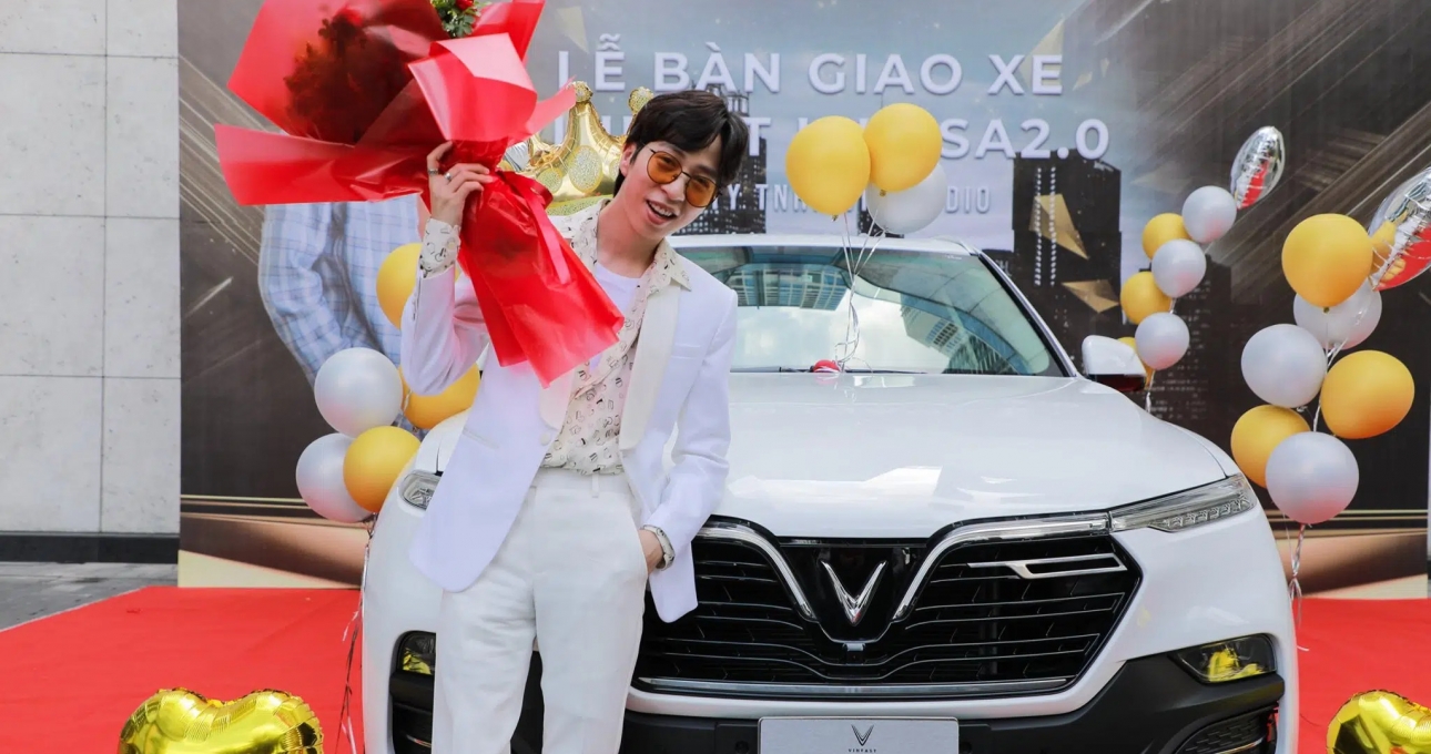 Thu nhập khủng, ViruSs tậu 'xế hộp' VinFast Lux SA2.0
