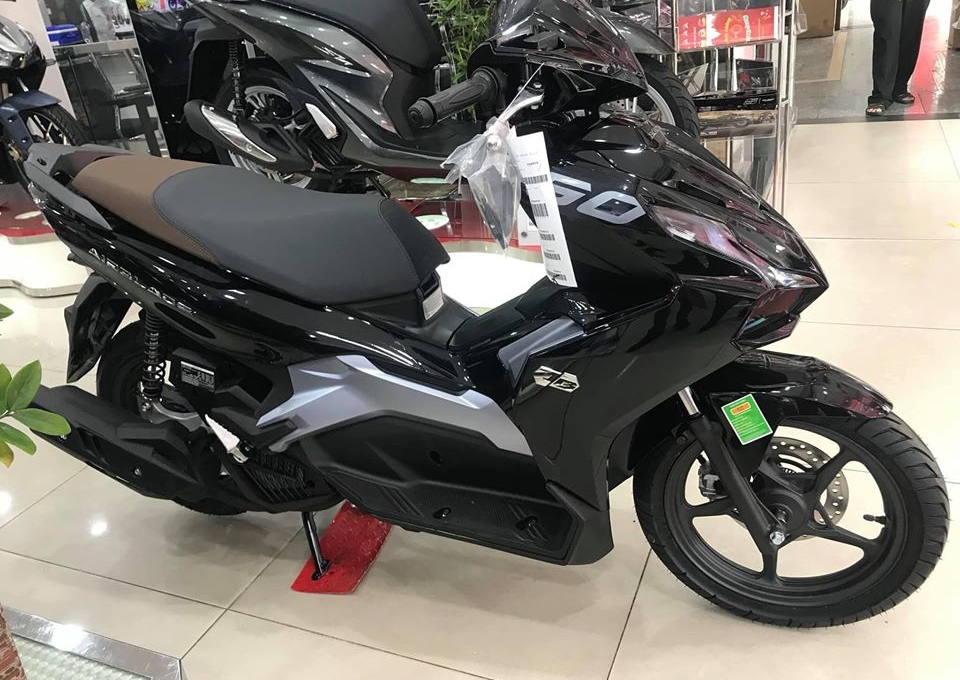 Honda Air Blade nhận ưu đãi mua 1 tặng 1, khách Việt sốt sắng