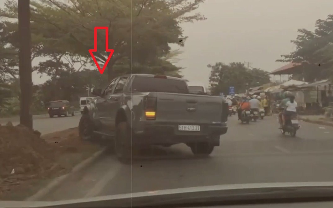 VIDEO: Cậy khỏe, Ford Ranger leo lên dải phân cách để chuyển làn