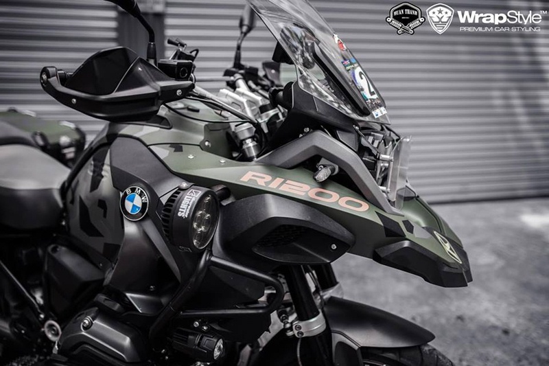 SIêu môtô BMW R1200 GS dán phong cách nhà binh tại Sài Gòn