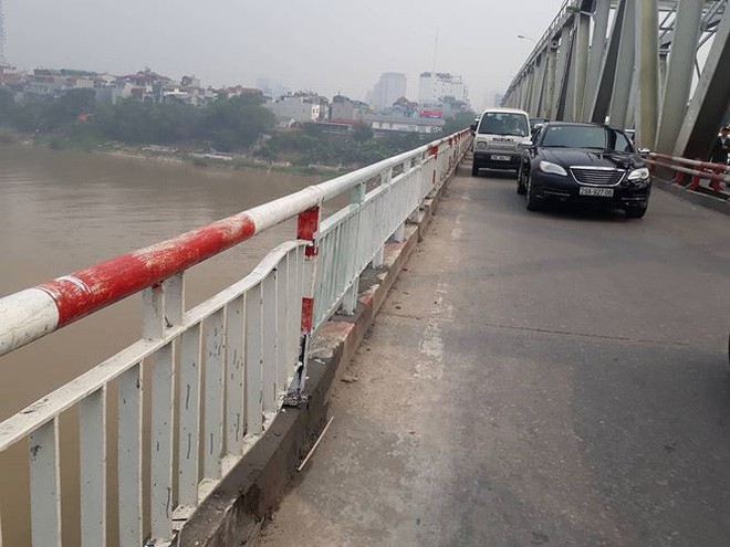 Ôtô có được phép đi vào làn xe máy trên cầu Chương Dương?