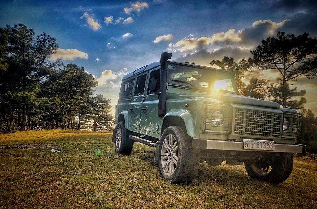 Rapper Tiến Đạt lấy Land Rover Defender phiên bản đặc biệt đi chụp ảnh cưới