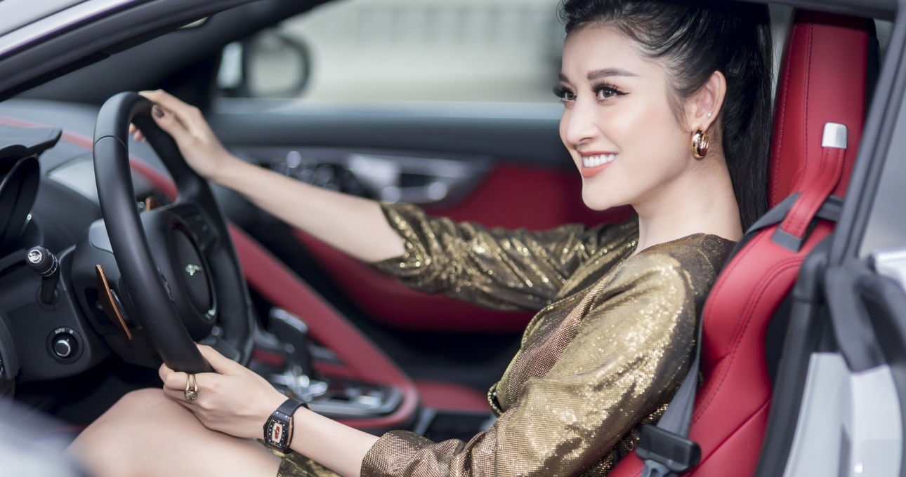 Á hậu Nguyễn Trần Huyền My tậu siêu xe Jaguar F-type ở tuổi 24