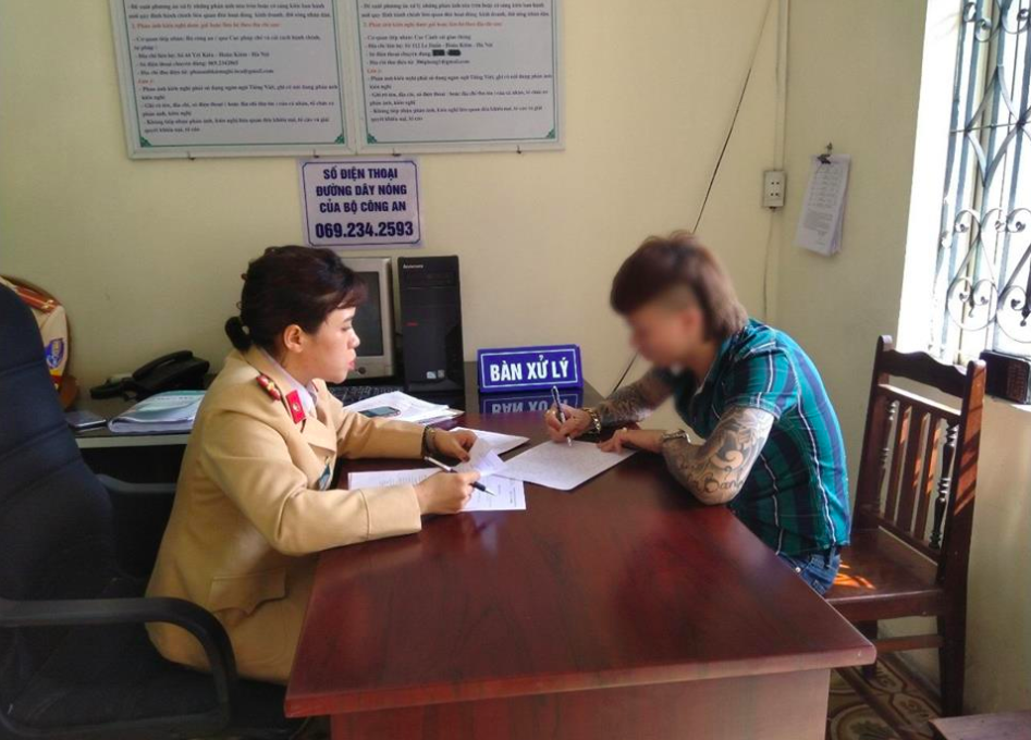 Khá 'Bảnh' bị tước bằng lái, phạt tiền sau khi đỗ xe trên cao tốc