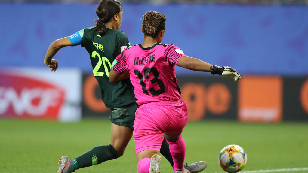 VIDEO: Thủ môn sút hụt bóng hài hước ở World Cup Nữ 2019