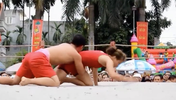 Cô gái hạ 'knock-out' chàng trai tại sới vật Hải Phòng
