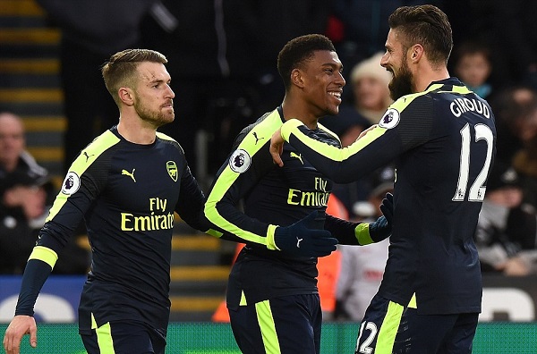 Giroud tỏa sáng, Arsenal hủy diệt Swansea City