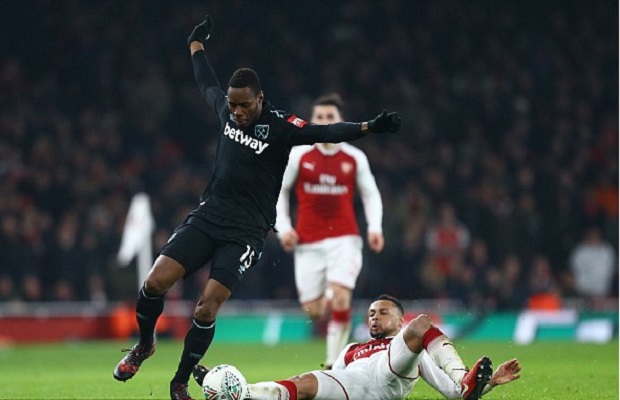 Welbeck tỏa sáng, Arsenal loại West Ham khỏi League Cup