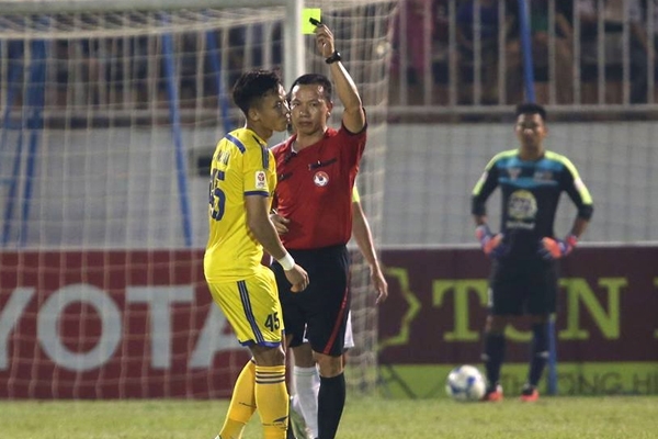 Tin bóng đá HOT sáng 13/2: Lại nóng chuyện trọng tài tại V-League, MU tự tin vào tốp 4