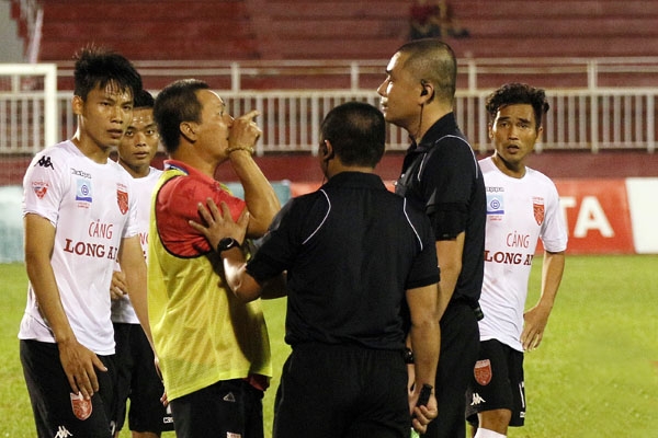 Tin bóng đá HOT trưa 20/2: Trọng tài Thư lên tiếng, Wenger đẩy Welbeck xuống đội trẻ