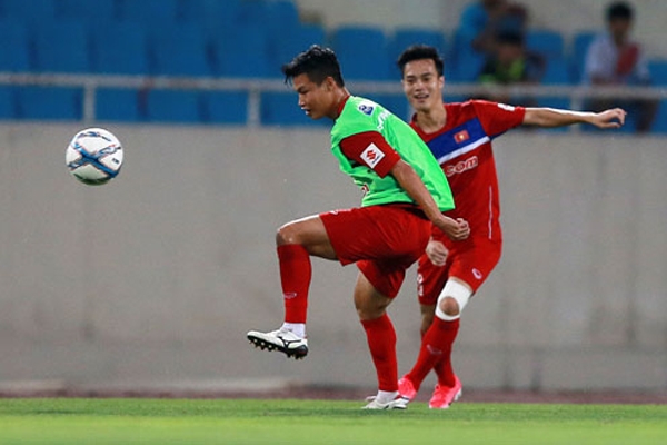 Công Phượng đấu Văn Toàn trong buổi tập đối kháng