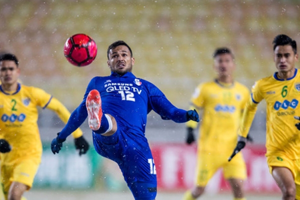 Chơi trên sân tuyết, Thanh Hóa thua đậm đội bóng Hàn Quốc