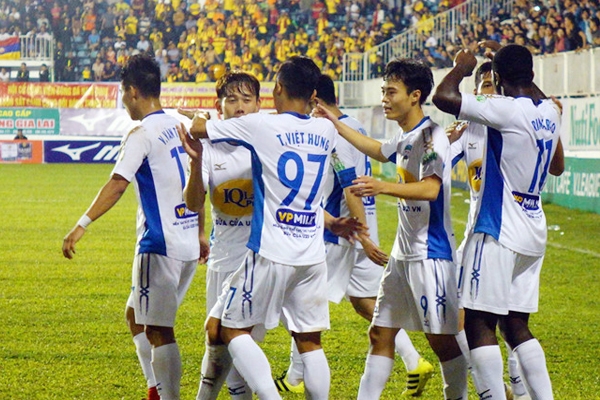 HLV HAGL nói gì về pha bỏ bóng đạp người của Tăng Tiến