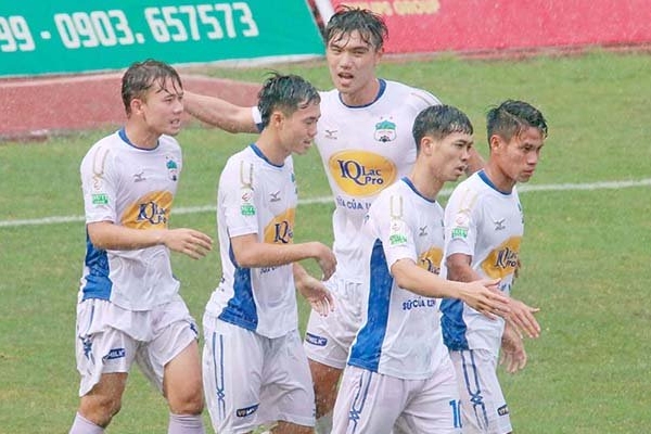 Văn Toàn 'nổ súng', HAGL thắng cách biệt Cần Thơ
