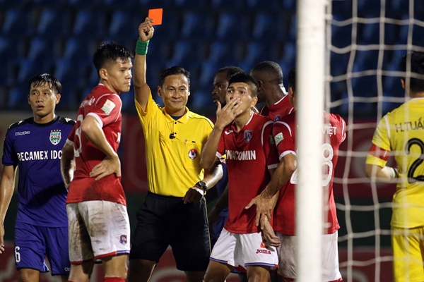 Ban trọng tài lý giải ông Lập “bẻ còi” trận Bình Dương là đúng
