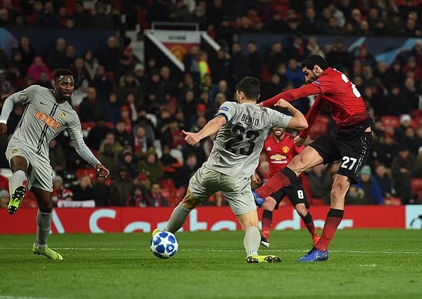 Fellaini ghi bàn muộn, MU chính thức vào vòng knock-out