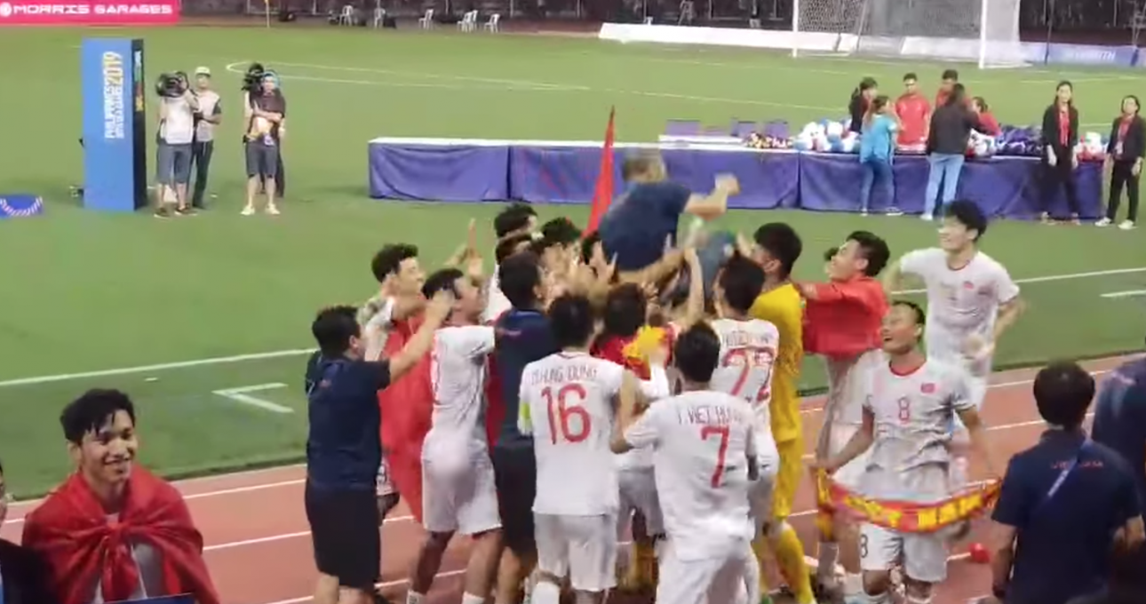 Video: Khoảnh khắc cầu thủ tung hô HLV Park Hang Seo