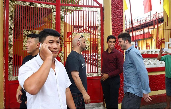 Nam Huỳnh Đạo trình bày lý do 'cửa đóng then cài' với Flores