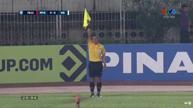 Trọng tài Thái Lan 'đi trốn' sau khi bắt việt vị Văn Toàn
