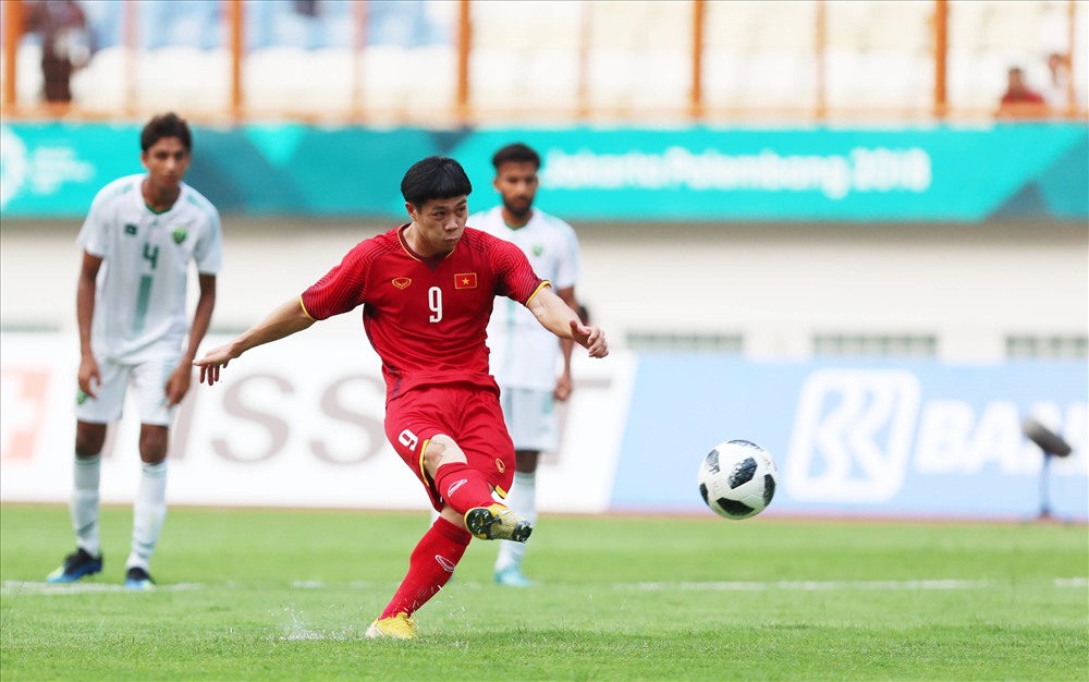 VIDEO: Sút penalty kiểu Công Phượng, một cầu thủ bị sa thải ngay sau trận