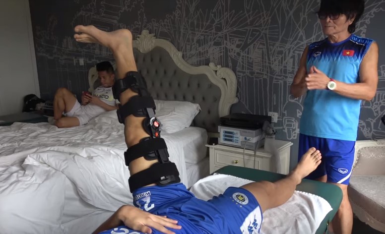 VIDEO: Hồng Duy tỉnh bơ nghe nhạc, kệ 'thần y' chữa trị cho Đình Trọng