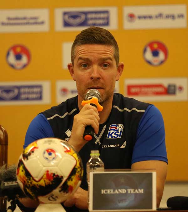 HLV Iceland: 'Chúng tôi sẽ đá nghiêm túc và tạo nên bất ngờ'