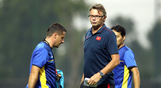 VIDEO HLV Troussier: 'Tôi rất tự hào khi U19 VN hoà đội top 10 thế giới'