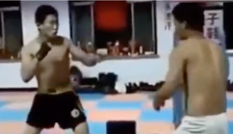 VIDEO: Võ sĩ nghiệp dư nhận cái kết đắng vì khiêu chiến nhầm đối thủ