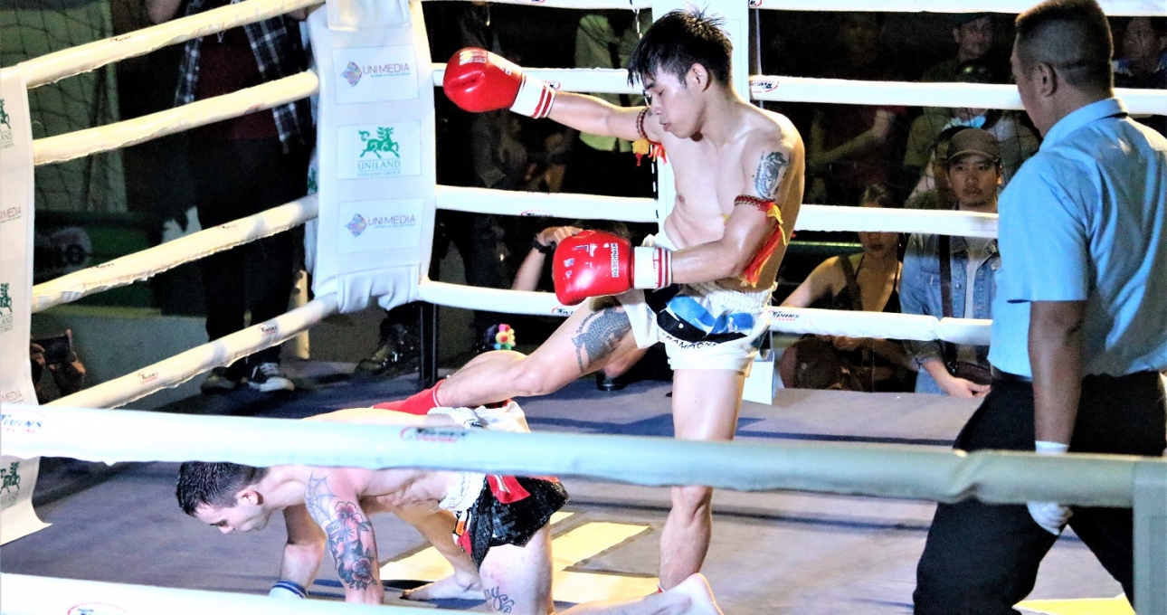 Võ sĩ Việt Nam đánh đối thủ Italia bất tỉnh bằng cú đá rợn người