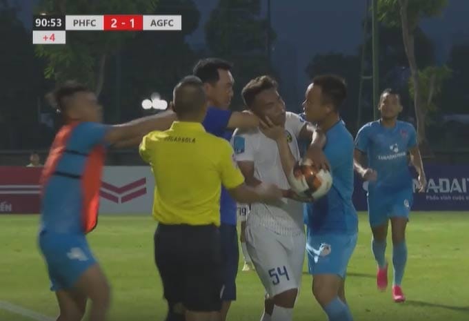 HLV Phố Hiến FC bị VFF phạt nặng vì bóp cổ cầu thủ An Giang