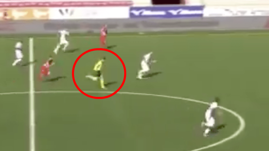 VIDEO: 22 cầu thủ 'ngã ngửa' với pha bứt tốc không tưởng của trọng tài chính