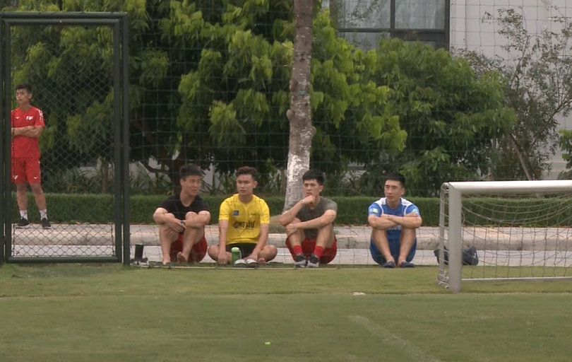 VIDEO: Duy Mạnh, Đình Trọng 'trầm trồ' trước lứa trẻ HAGL, Đồng Tháp