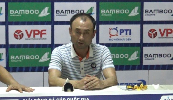 HAGL coach Lee Tae-hoon gently warns Xuan Truong after coming back from Buriram