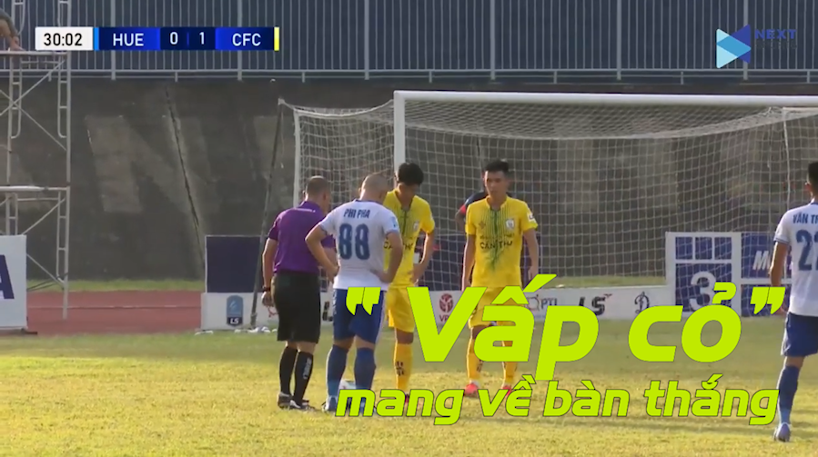VIDEO: Trọng tài gây tranh cãi, cầu thủ 'vấp cỏ' mang về bàn thắng