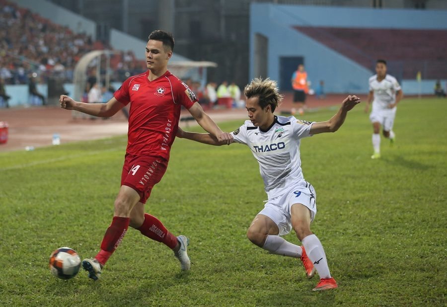 Hat-trick của Minh Vương giúp HAGL sáng cửa trụ hạng