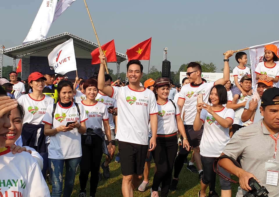 Các nghệ sĩ và 9000 người 'Chạy vì trái tim 2019'