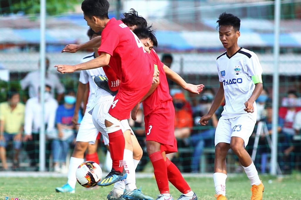Cầu thủ HAGL bị phạm lỗi thô bạo ở vòng loại U19 Quốc gia