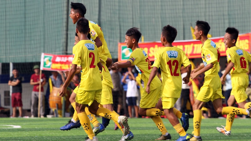 VIDEO: U12 SLNA sút xa như 'bắn đại bác' vào khung thành
