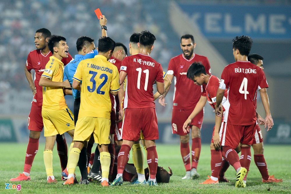 HLV Nam Định: 'Trọng tài quá non về chuyên môn'