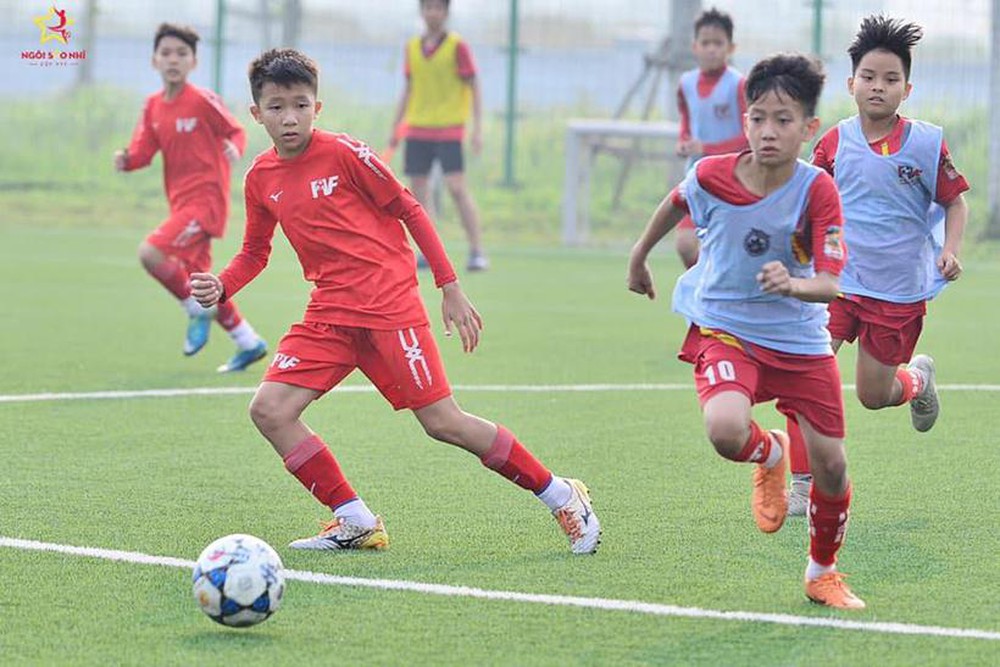 VIDEO: 'Messi Hà Tĩnh' Lê Anh Đức đi bóng như dính vào chân