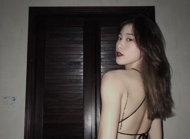 Hot girl bóng chuyền Thu Huyền khoe trọn tấm lưng trần
