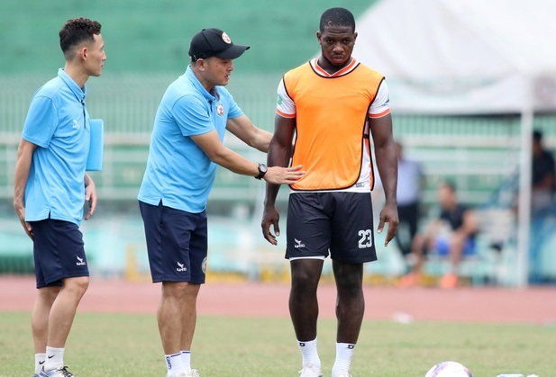Vua phá lưới V-League phải học lại cách sút bóng