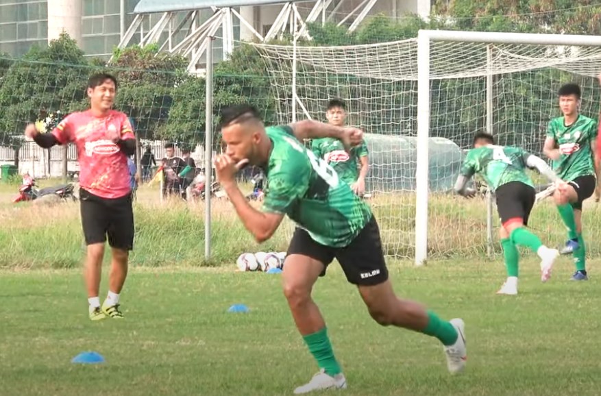 VIDEO: Tiền đạo Brazil gây ấn tượng trong ngày ra mắt HLV Mano Polking