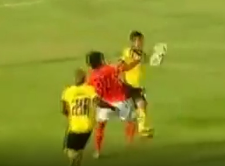 VIDEO: Cầu thủ Thái Lan ghi bàn thắng chỉ có trong truyện tranh