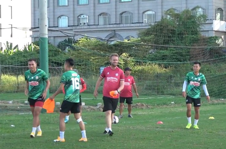 VIDEO: HLV Brazil yêu cầu giáo án đặc biệt cho cầu thủ TPHCM