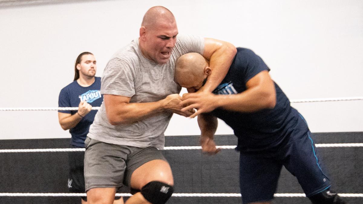 Cain Velasquez tập luyện tại Trung tâm huấn luyện trình diễn WWE