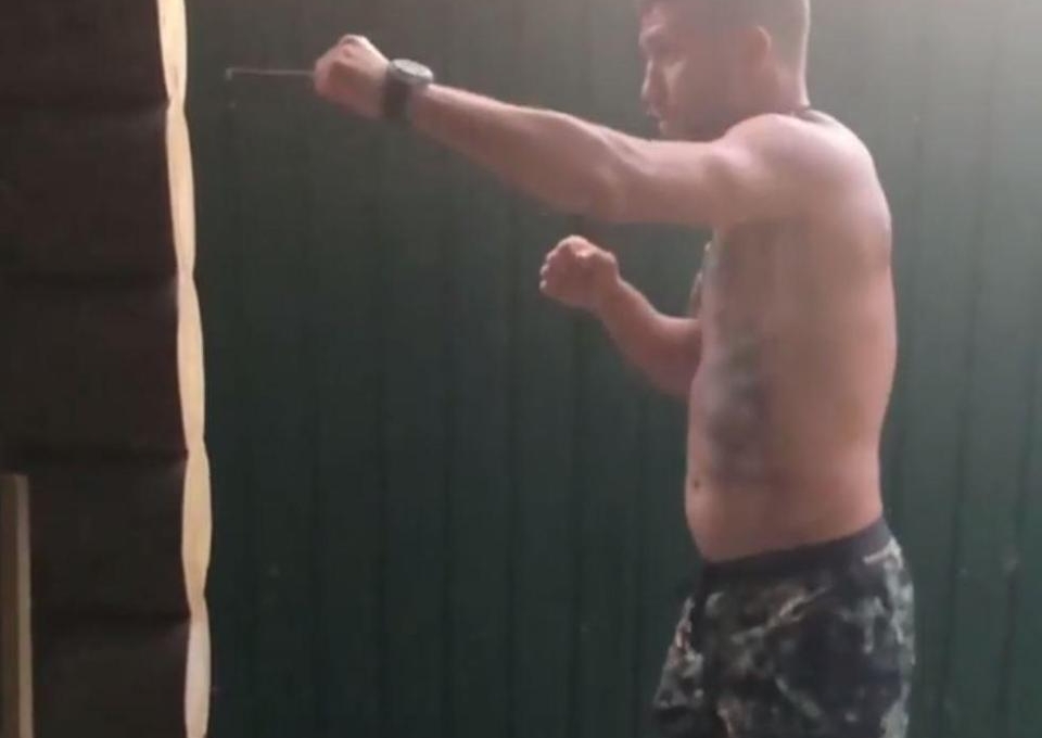 Ấn tượng nhà vô địch Boxing Vasyl Lomachenko đóng đinh bằng tay trần