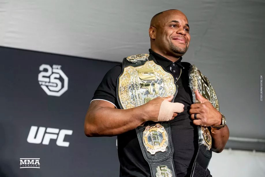 HOT: Daniel Cormier vs Derrick Lewis dẫn dầu UFC 230, Dustin Poirier rút lui vì chấn thương