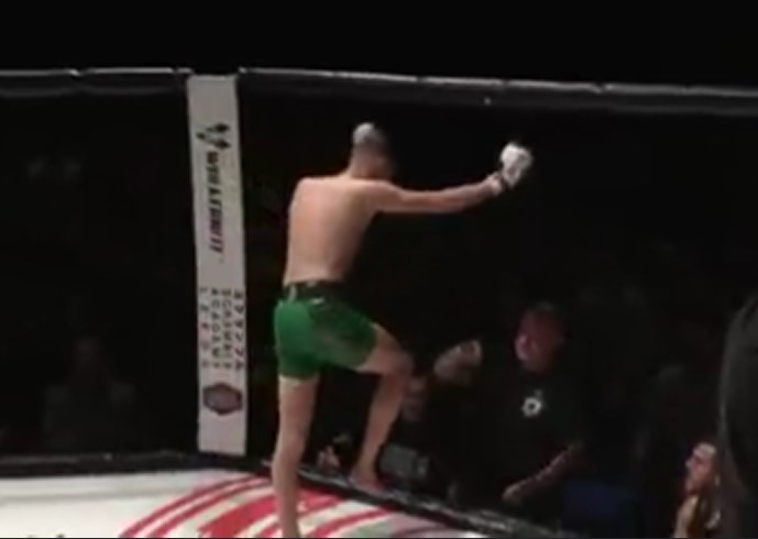 VIDEO Võ sĩ bung gối vì màn ăn mừng quá đà